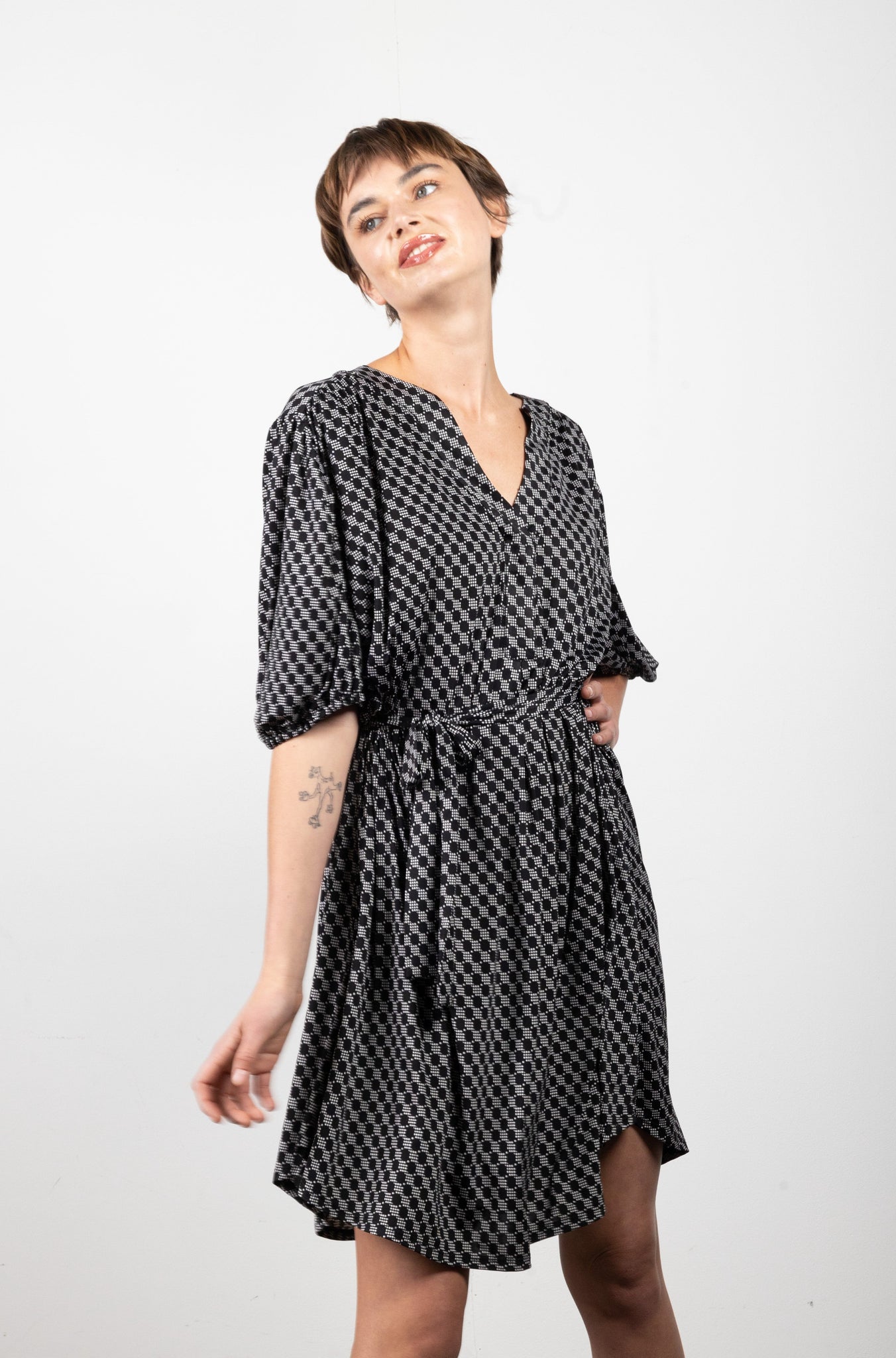 ELBOW SLEEVE PLEATED HI LOW SHIRT DRESS W/SASH - D3101X-94590