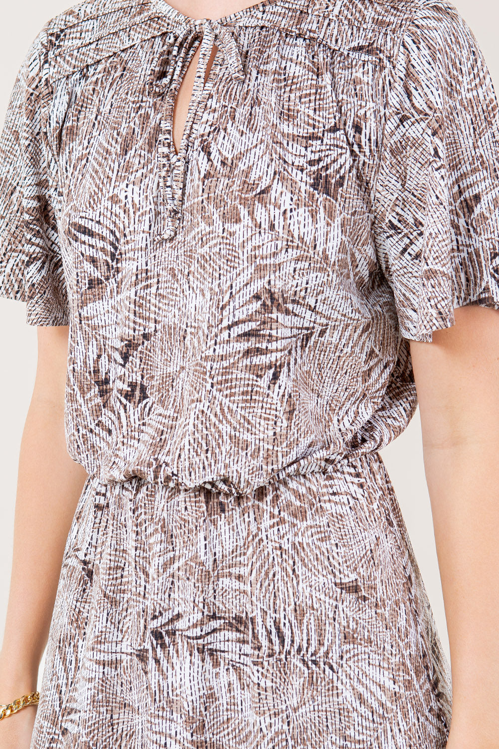 FLUTTER S SLV NTCH TIED V- NK DRESS - D3597