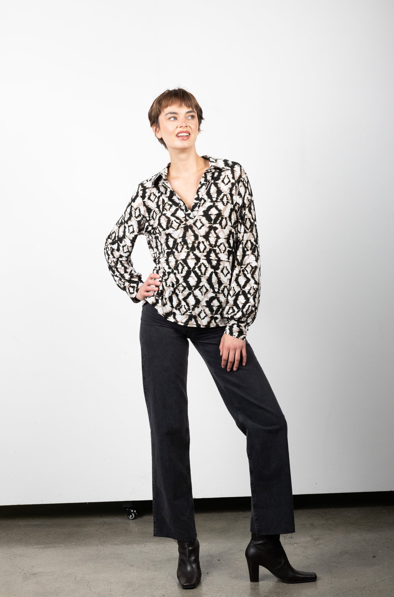 1/2 PLACKET V NECK BLOUSE WITH COLLAR  - T11187-0586-4H