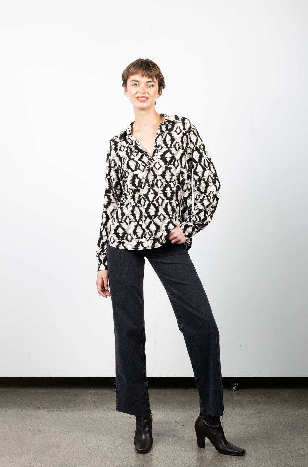 1/2 PLACKET V NECK BLOUSE WITH COLLAR  - T11187-0586-4H