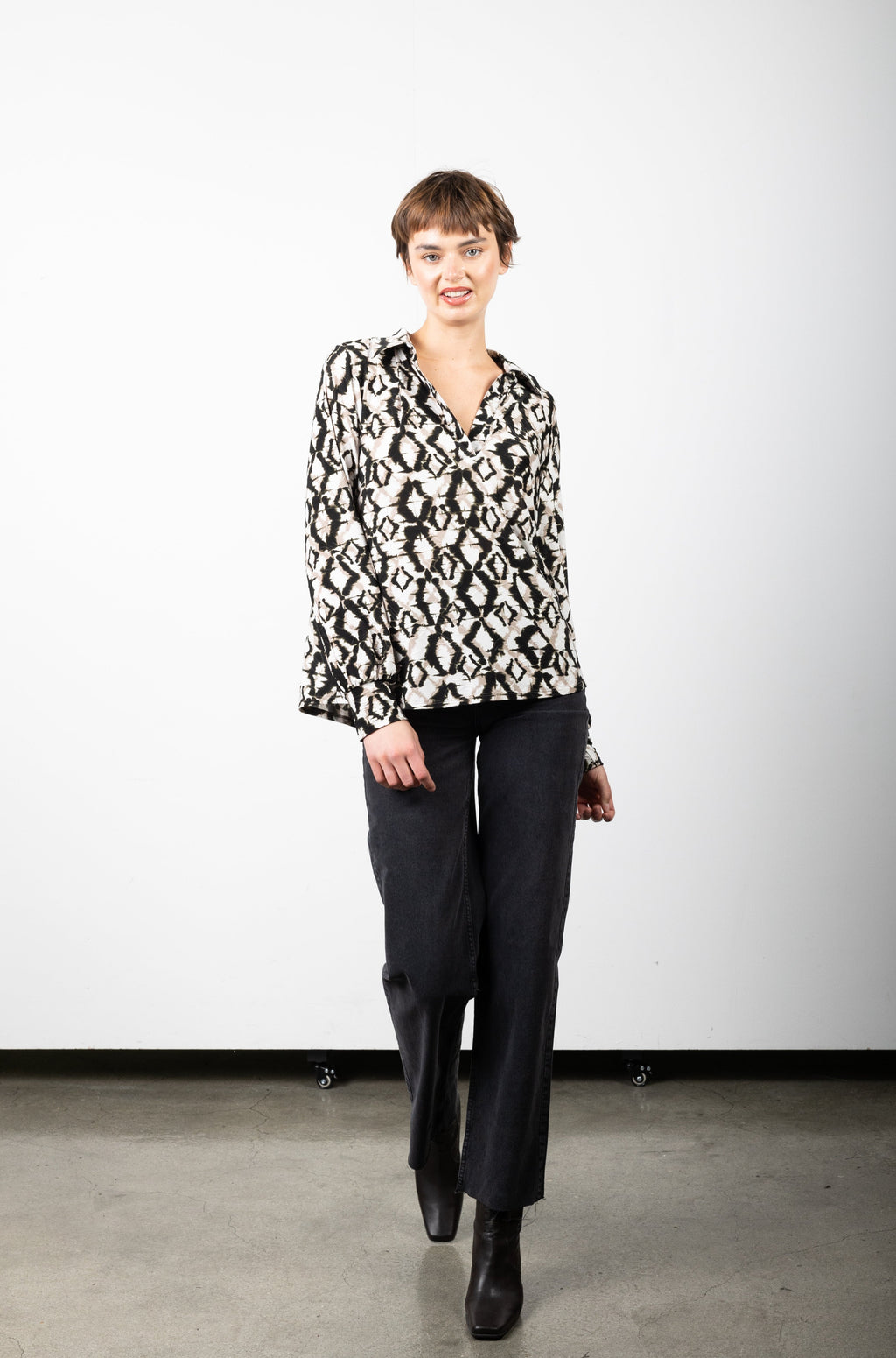 1/2 PLACKET V NECK BLOUSE WITH COLLAR  - T11187-0586-4H