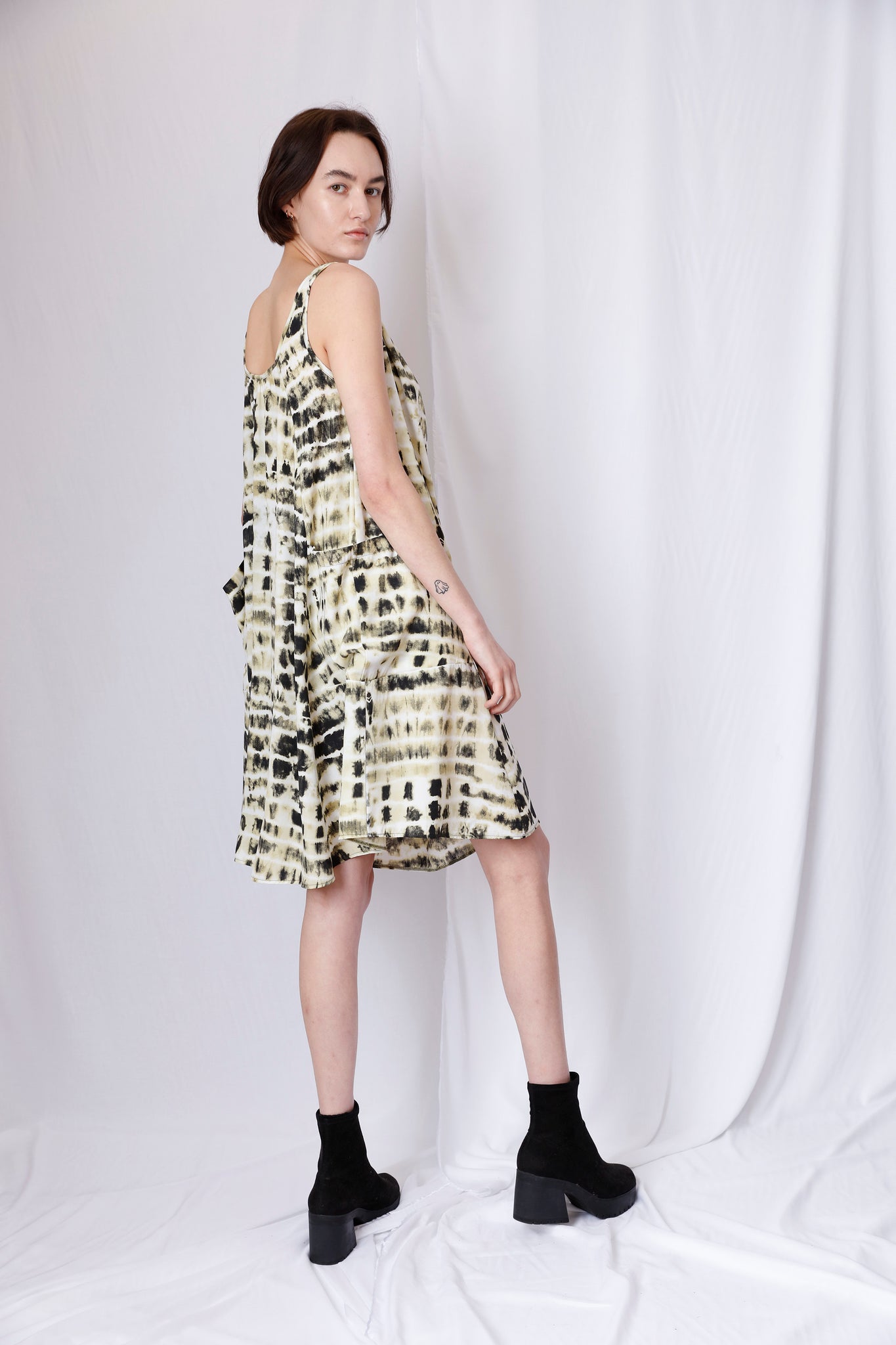 SLEEVELESS DRESS WITH POCKETS