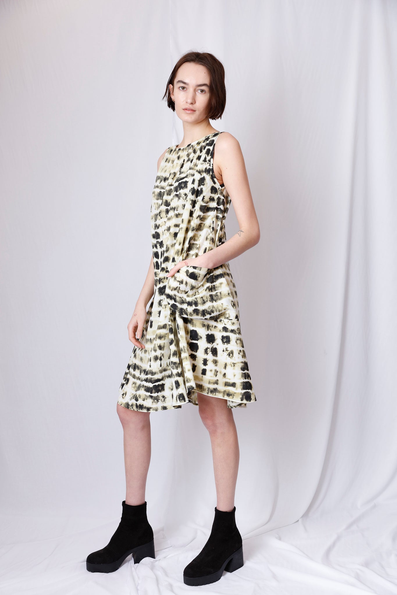 SLEEVELESS DRESS WITH POCKETS