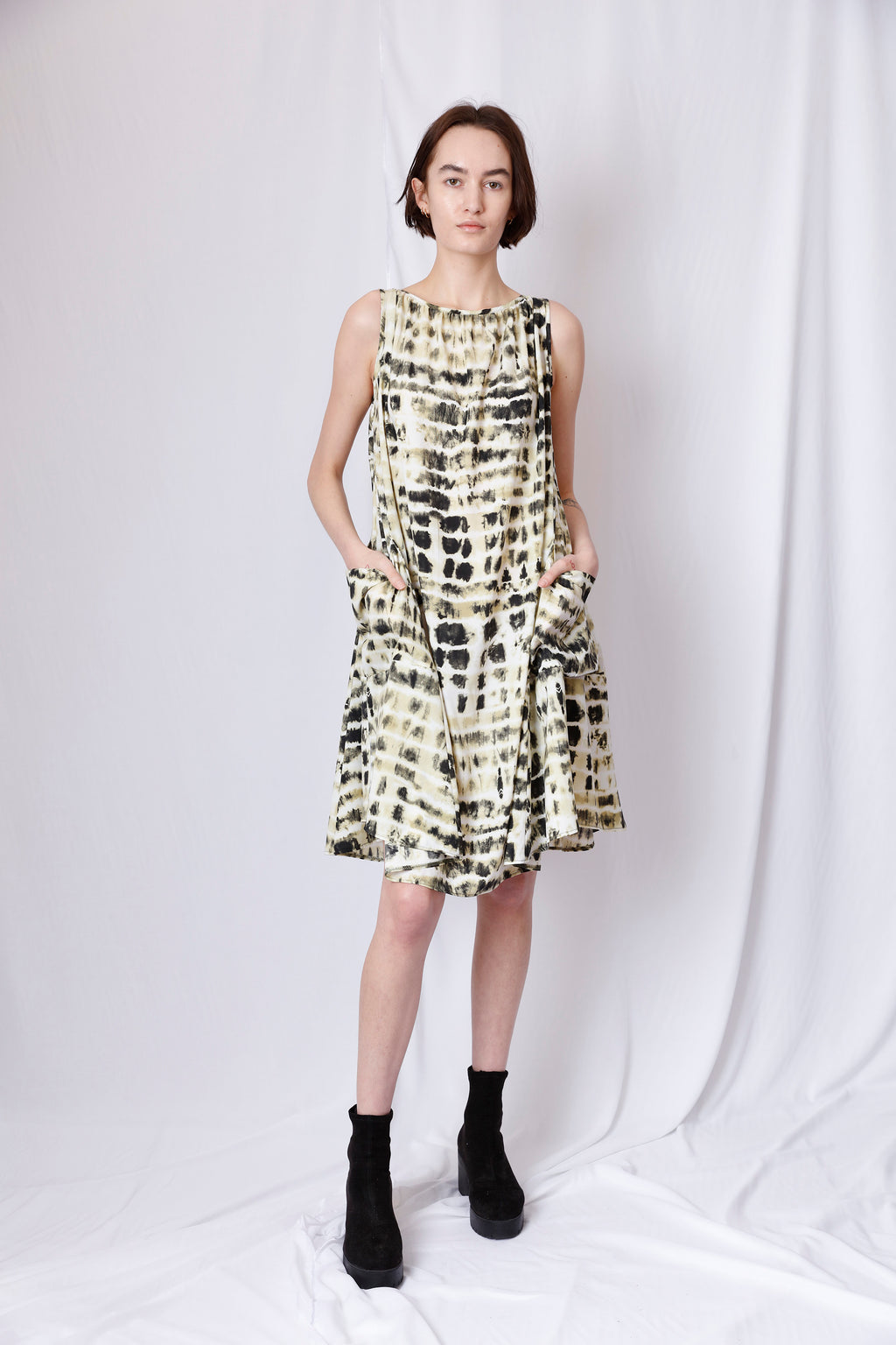 SLEEVELESS DRESS WITH POCKETS