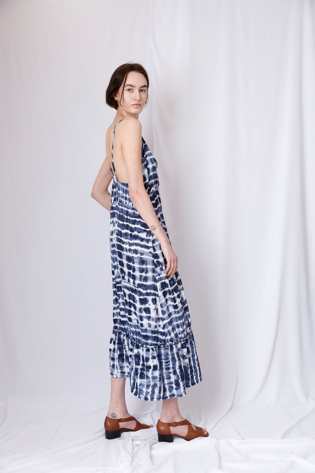 SLEEVELESS DEEP V NECK MID DRESS WITH SMOCKED WAISTBAND