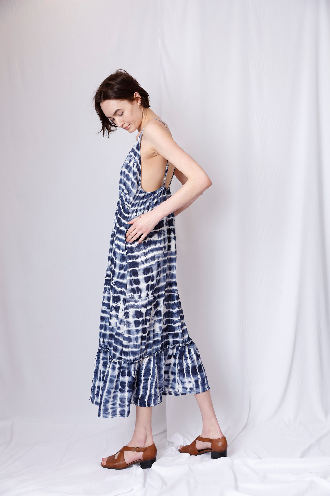 SLEEVELESS DEEP V NECK MID DRESS WITH SMOCKED WAISTBAND