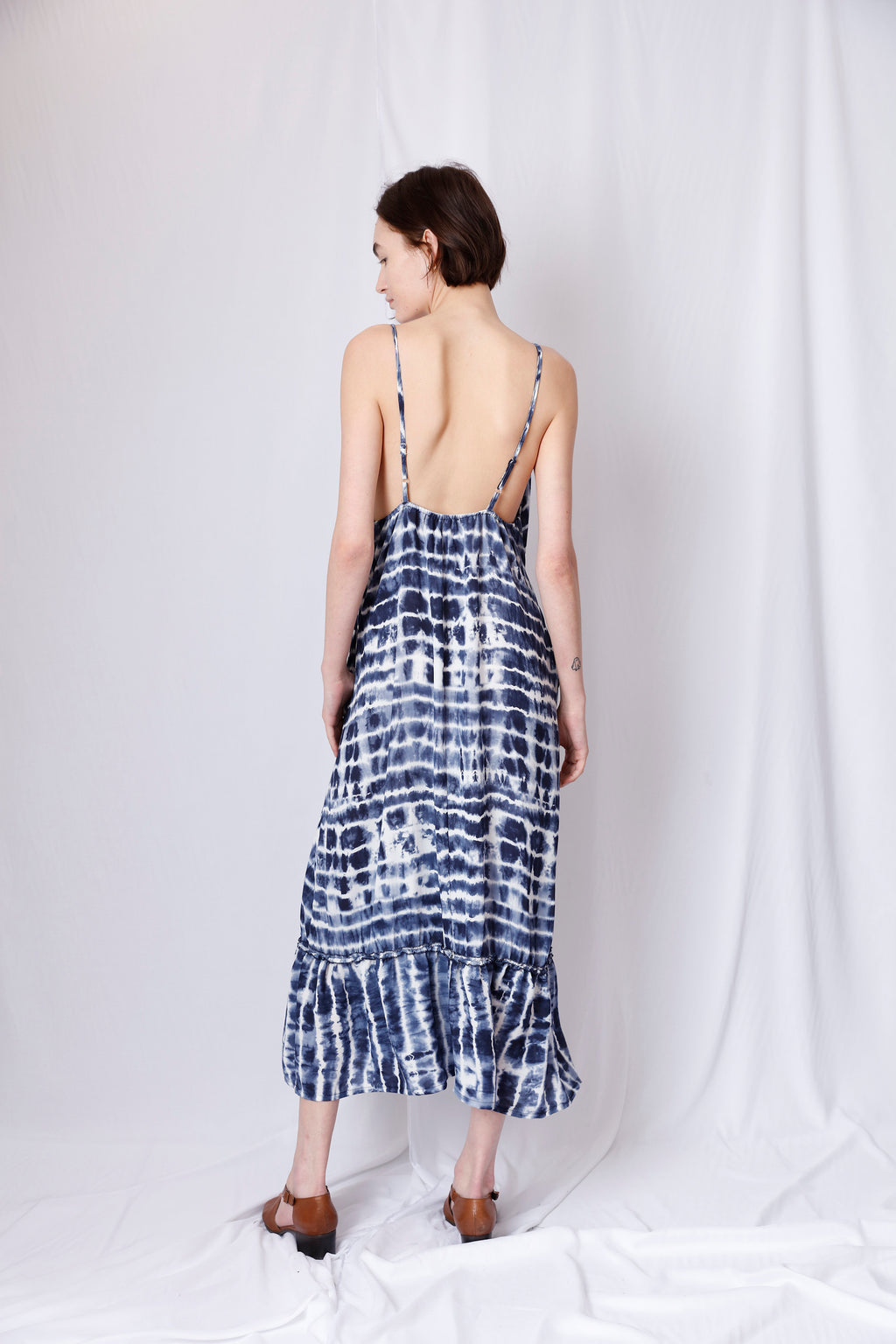 SLEEVELESS DEEP V NECK MID DRESS WITH SMOCKED WAISTBAND