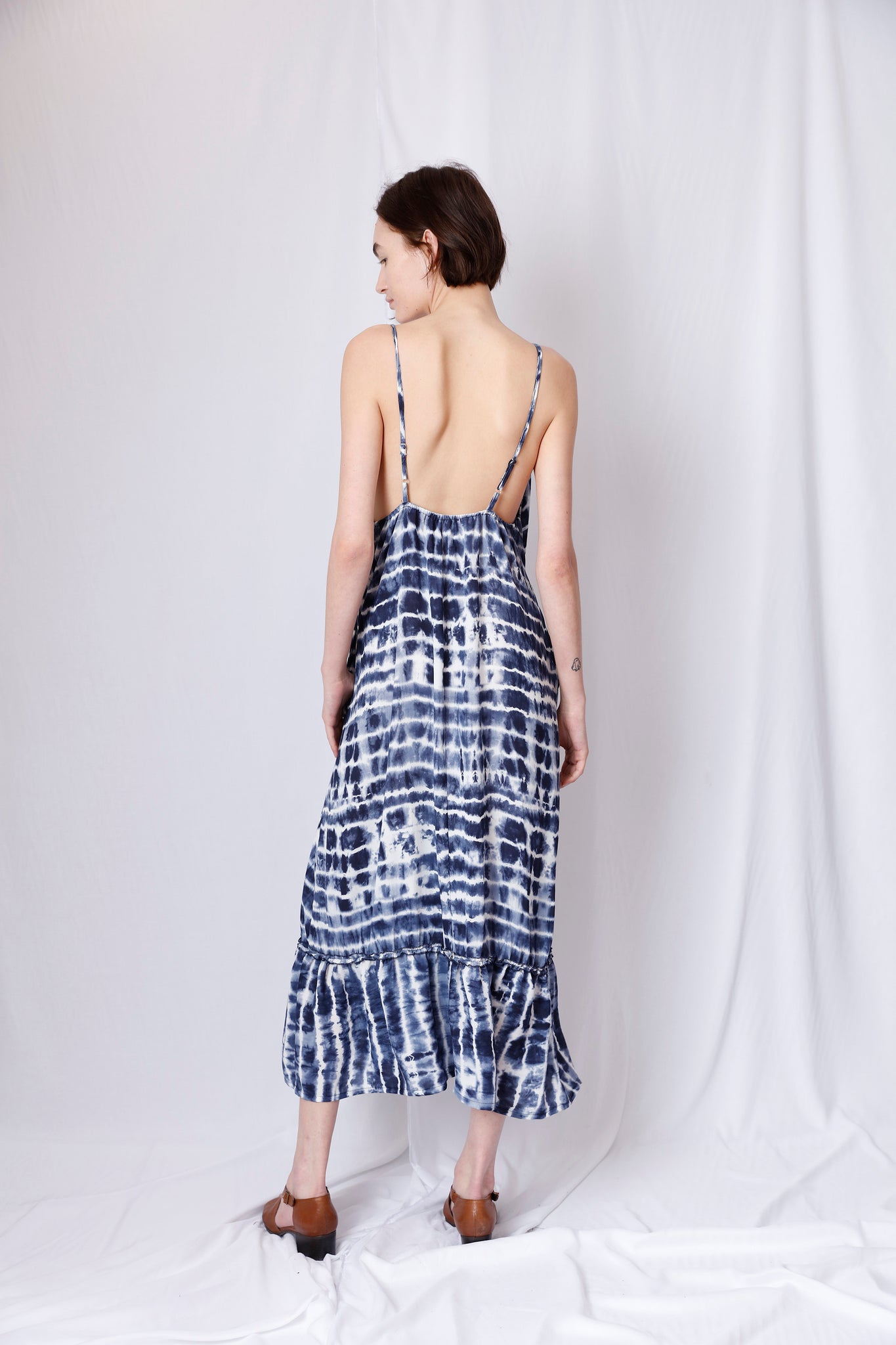 SLEEVELESS DEEP V NECK MID DRESS WITH SMOCKED WAISTBAND