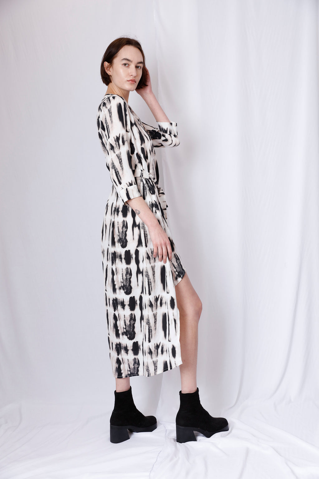 LOOSE SHIRT DRESS WITH MANDARIN COLLAR AND WAIST TIE