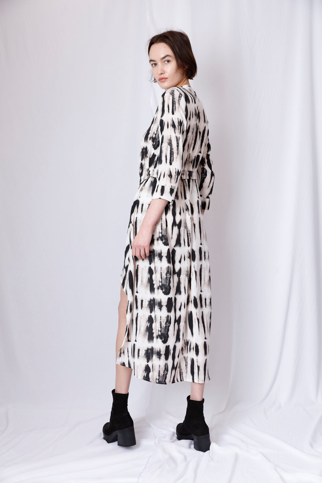 LOOSE SHIRT DRESS WITH MANDARIN COLLAR AND WAIST TIE