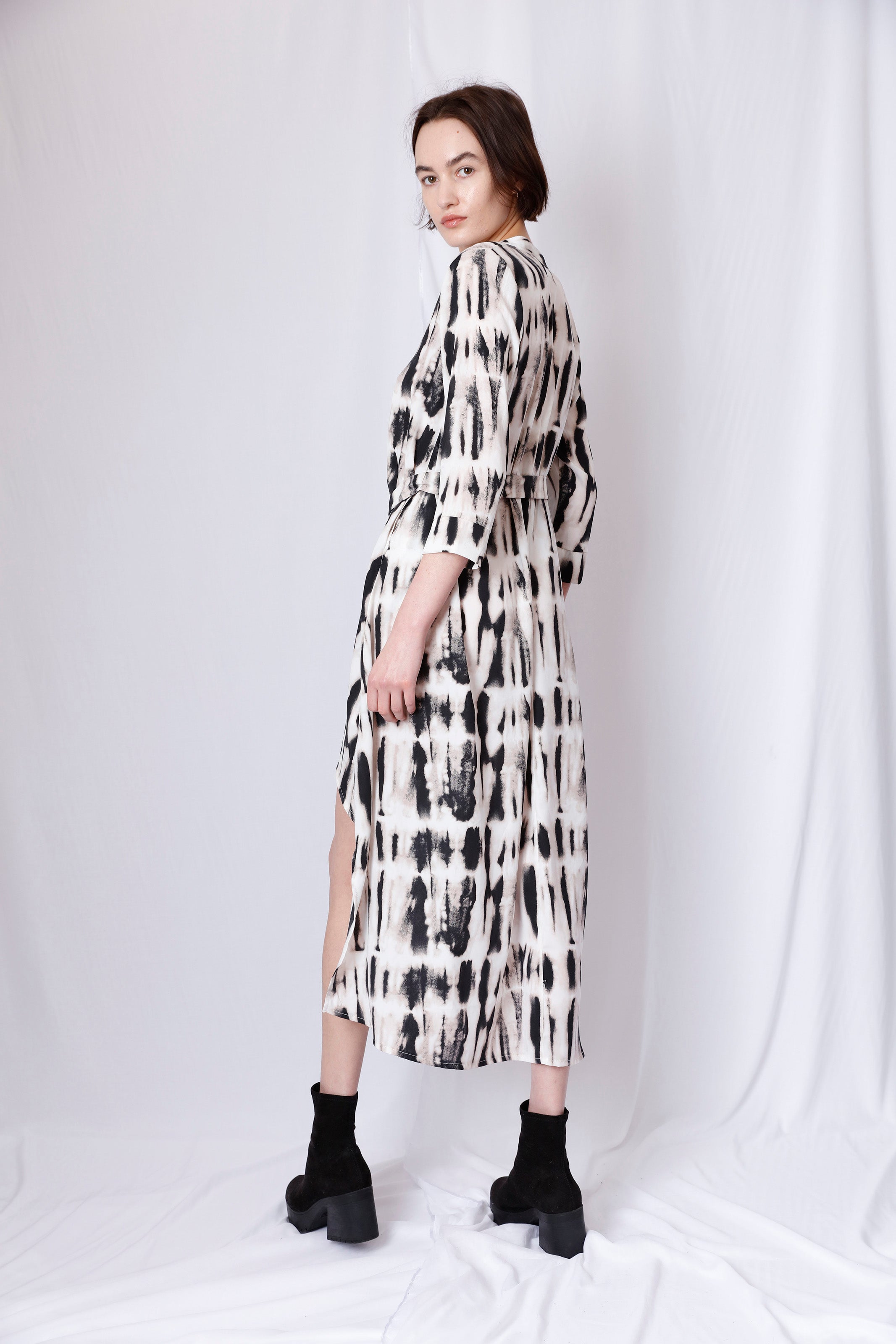 LOOSE SHIRT DRESS WITH MANDARIN COLLAR AND WAIST TIE
