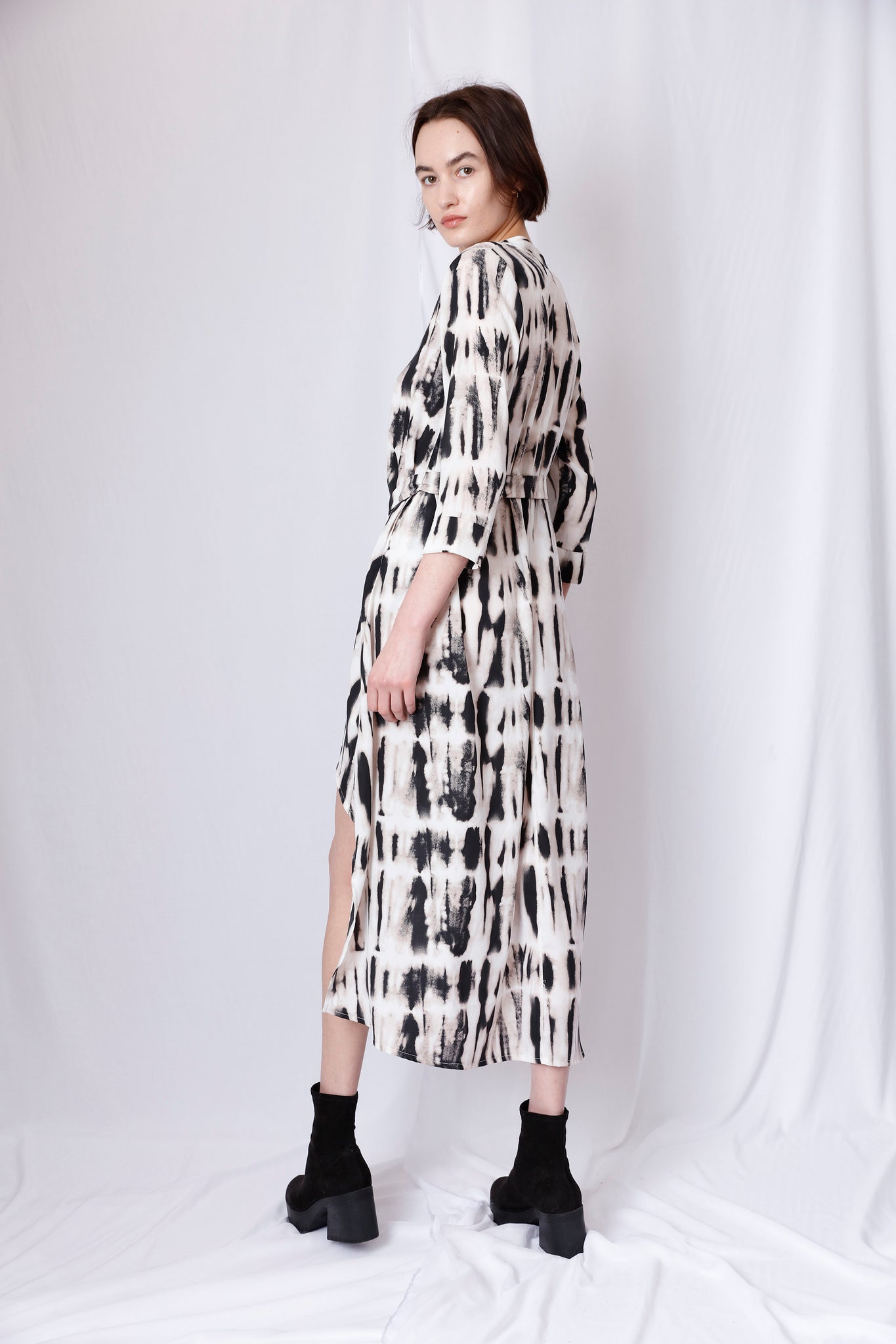 LOOSE SHIRT DRESS WITH MANDARIN COLLAR AND WAIST TIE