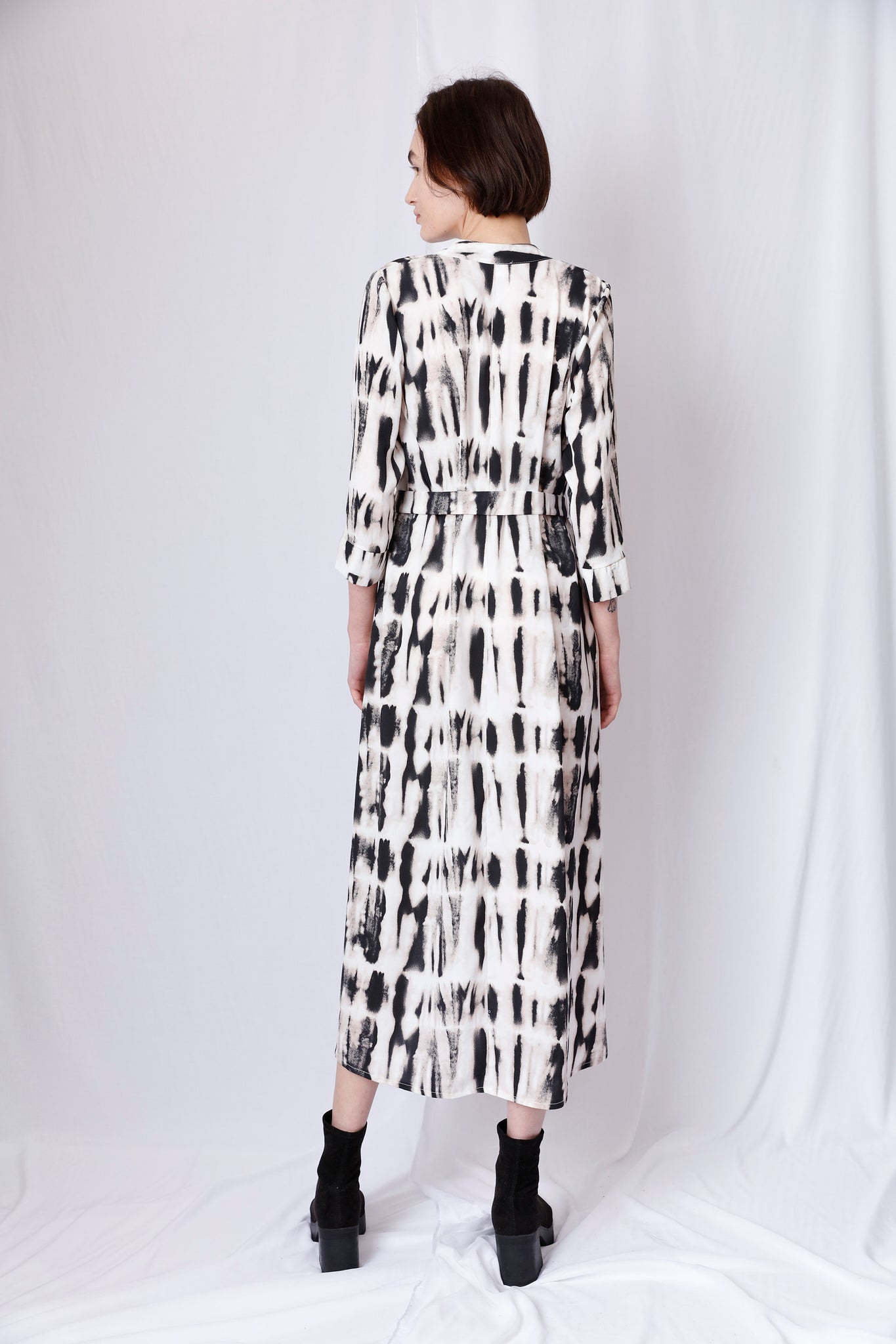 LOOSE SHIRT DRESS WITH MANDARIN COLLAR AND WAIST TIE