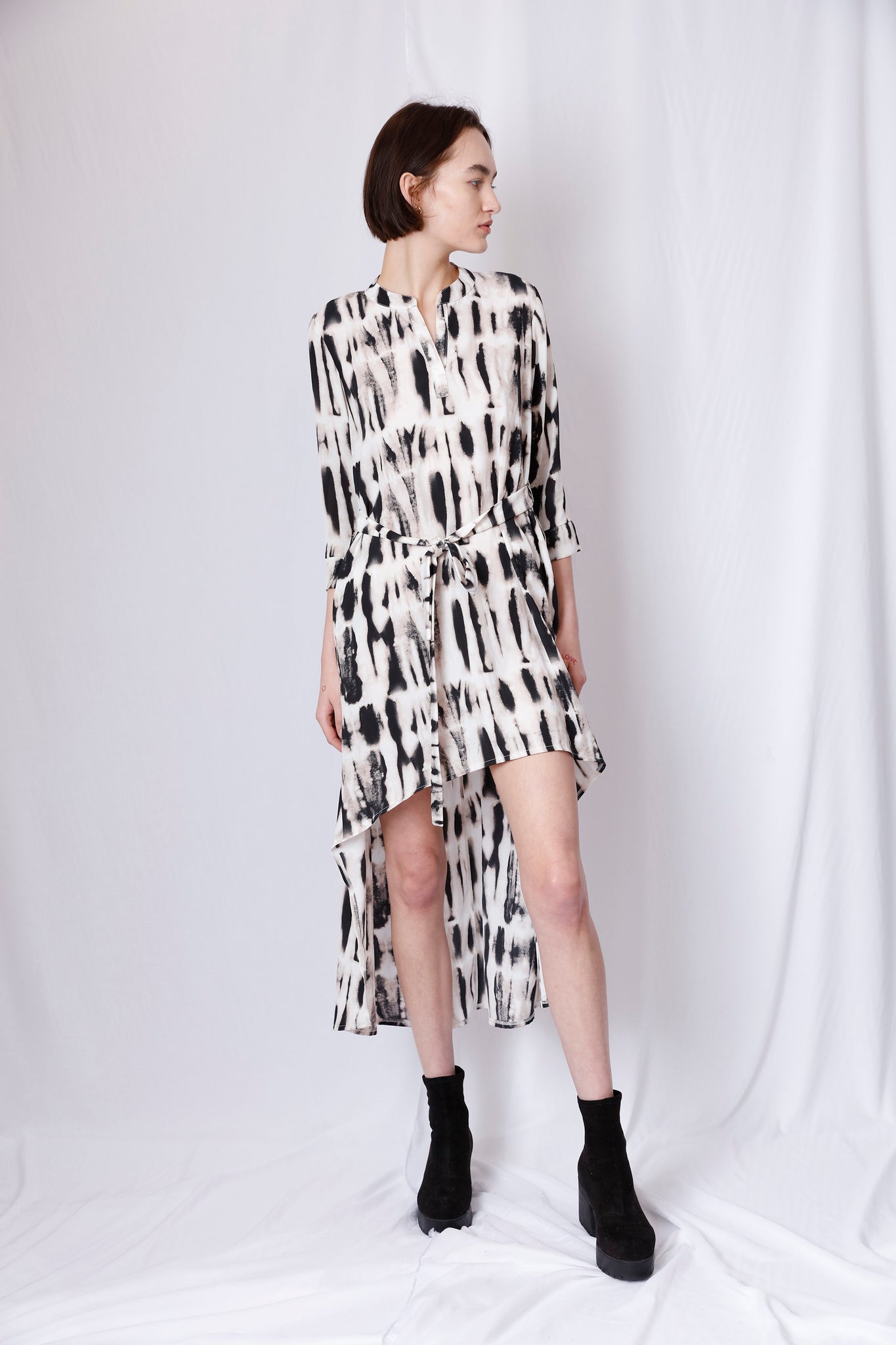 LOOSE SHIRT DRESS WITH MANDARIN COLLAR AND WAIST TIE